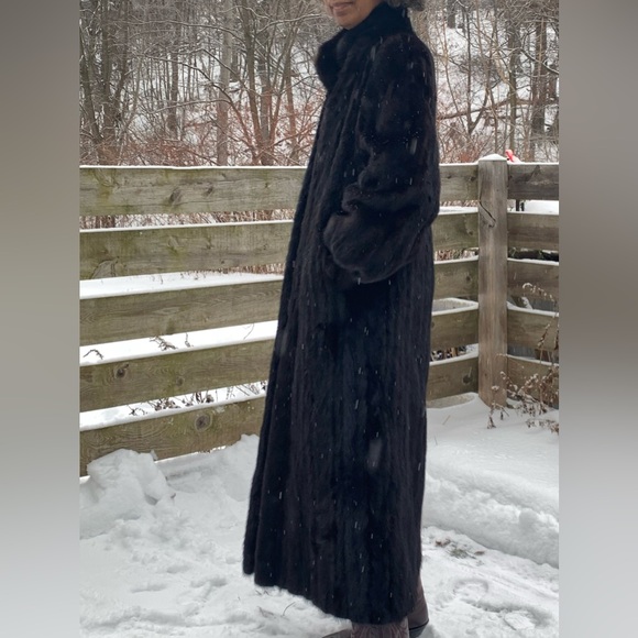 Luxurious Full length Black Mink Fur Coat - Picture 6 of 12